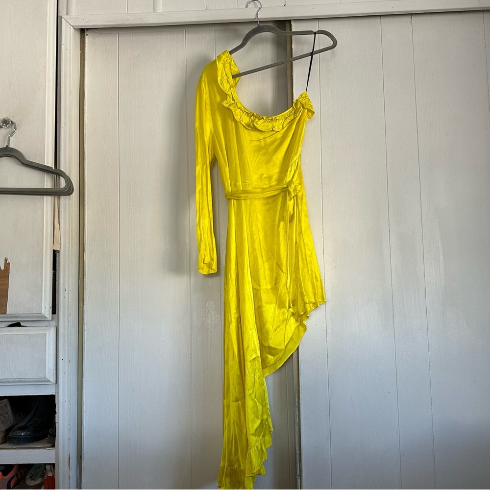 One-shoulder asymmetrical dress